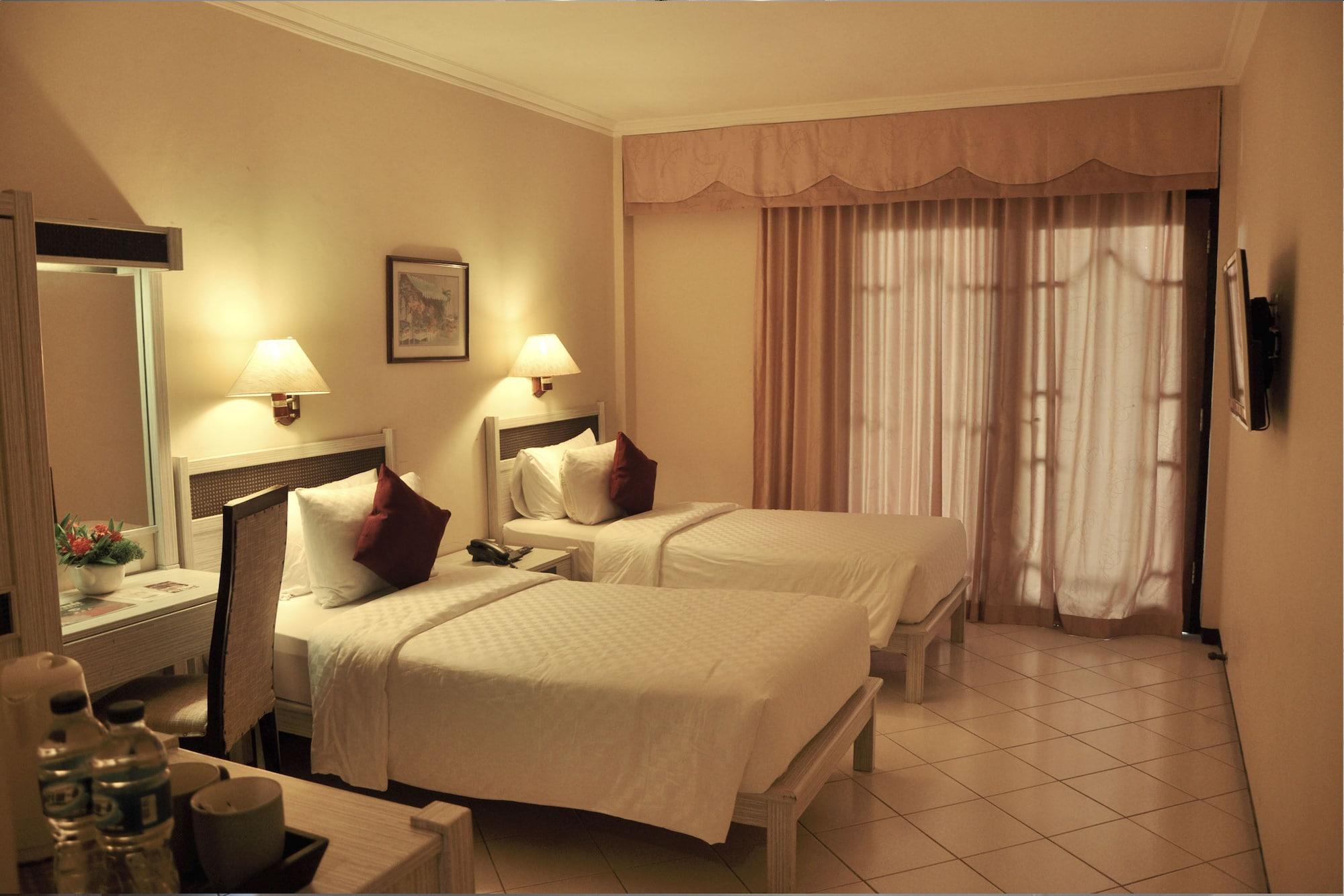Royal Hotel Tretes Prigen Extérieur photo