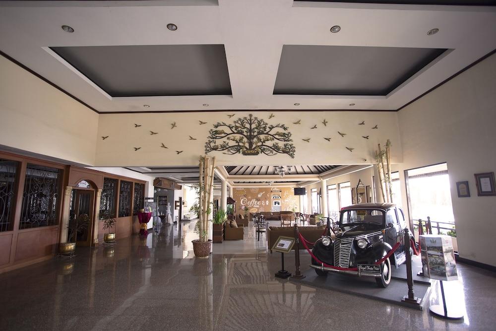 Royal Hotel Tretes Prigen Extérieur photo