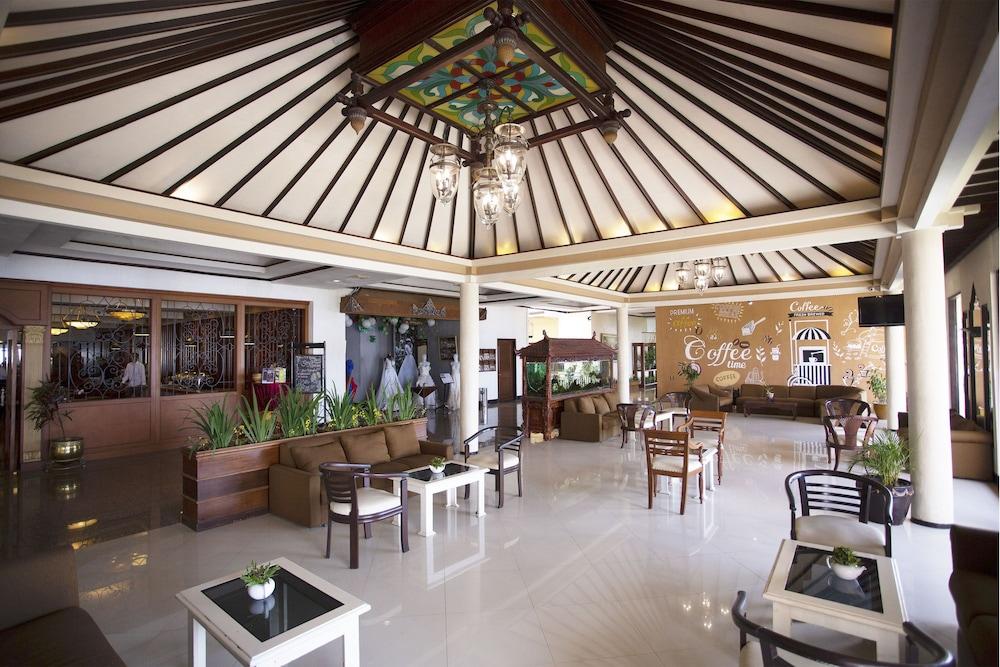 Royal Hotel Tretes Prigen Extérieur photo