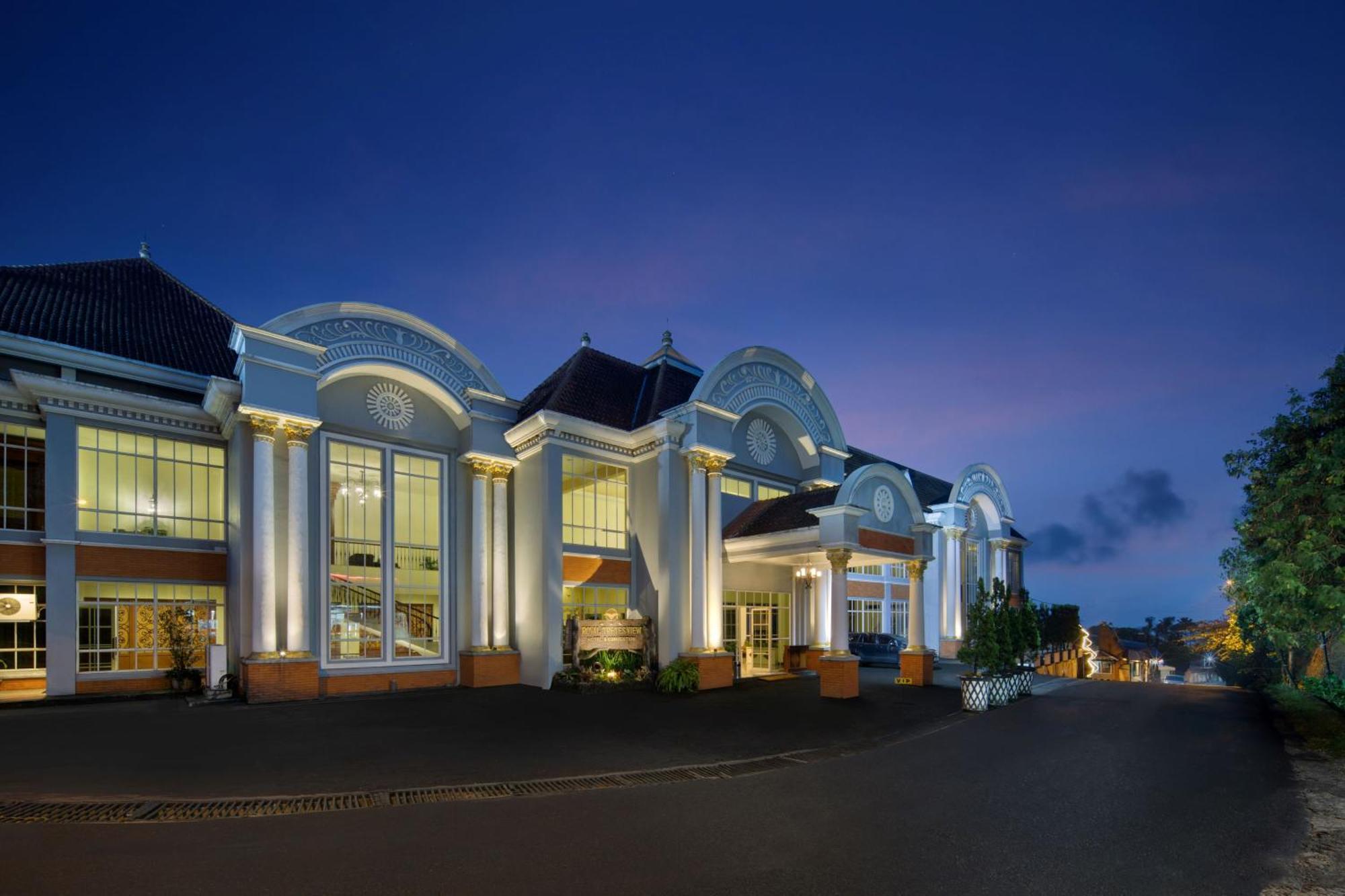 Royal Hotel Tretes Prigen Extérieur photo