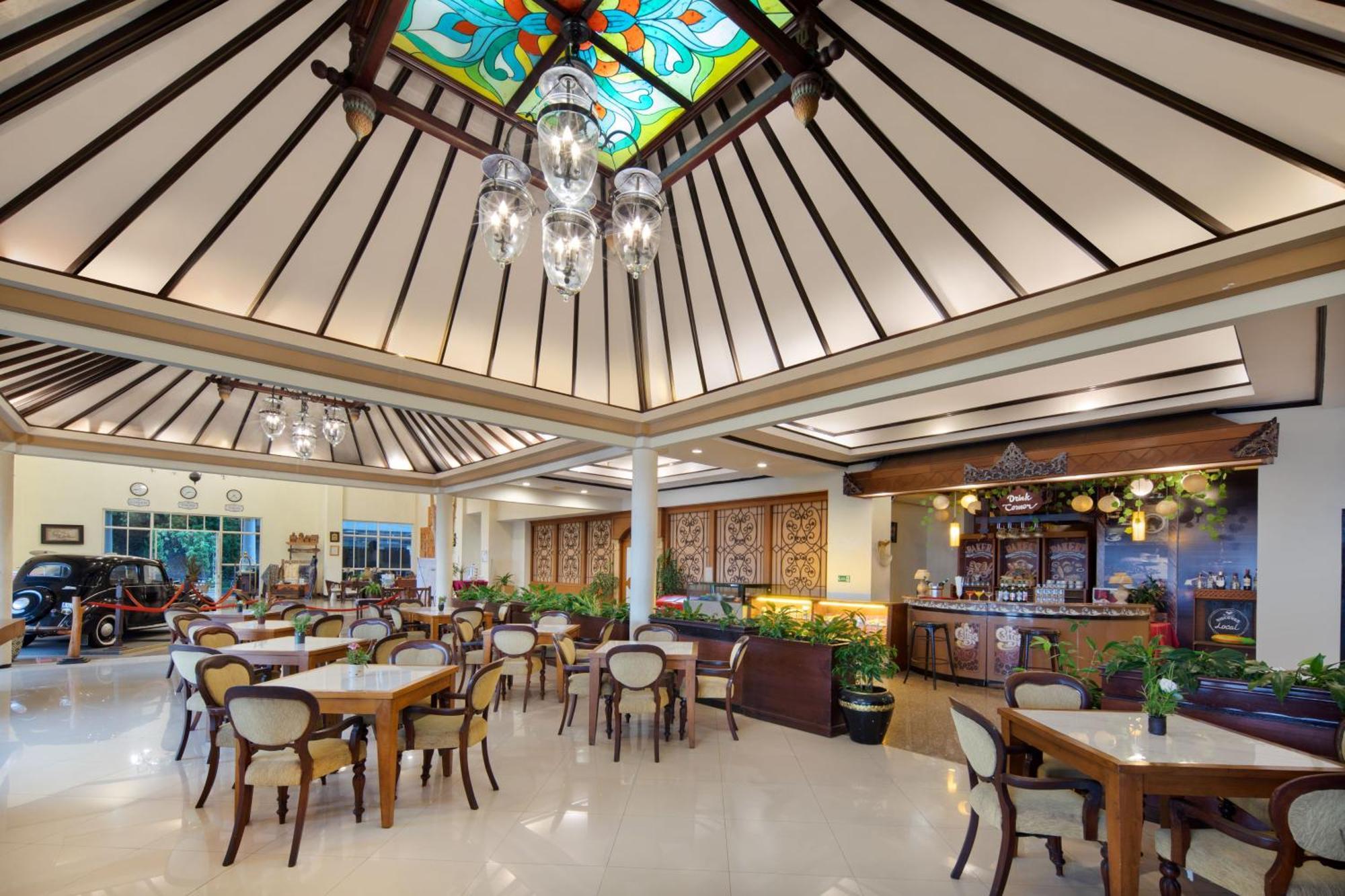 Royal Hotel Tretes Prigen Extérieur photo