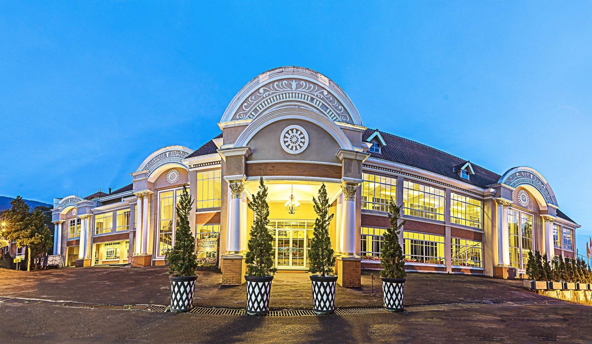 Royal Hotel Tretes Prigen Extérieur photo
